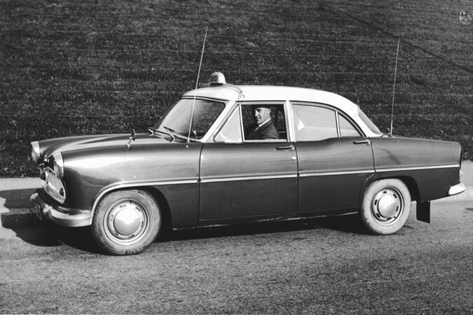 Kuva vuodelta 1956. Kuvassa taksi auto ja mies. Kuvassa Olavi Halmeen Simca.